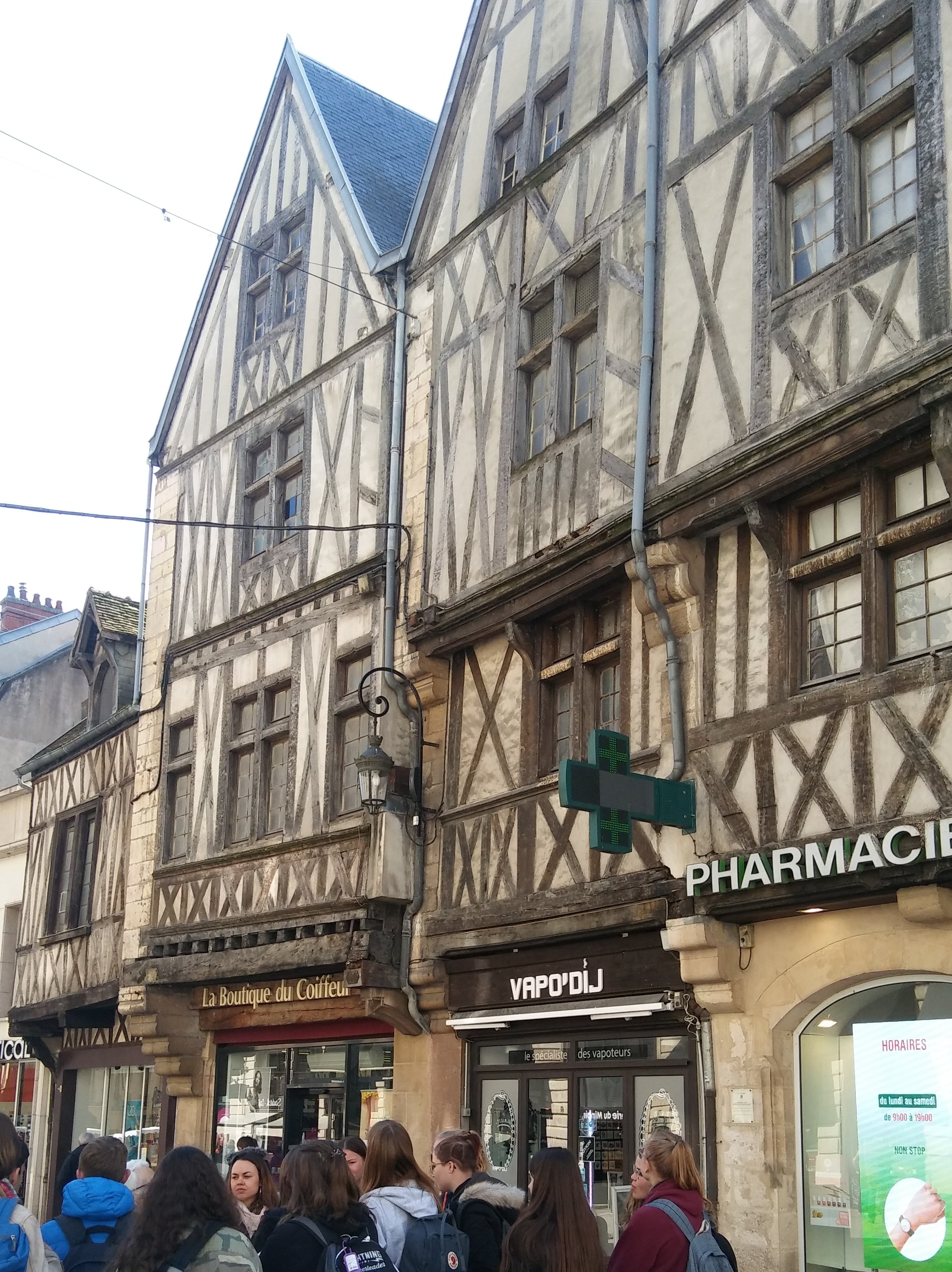 SchülerInnen in der Altstadt von Dijon