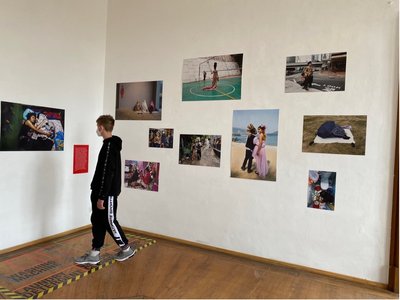 Kunst vor Ort erleben – diese Möglichkeit bot der Kunstverein Ellwangen e.V. den Schülern der Klasse 9c durch einen geführten Ausstellungsbesuch in den Räumlichkeiten des Vereins auf dem Ellwanger Schloss. 