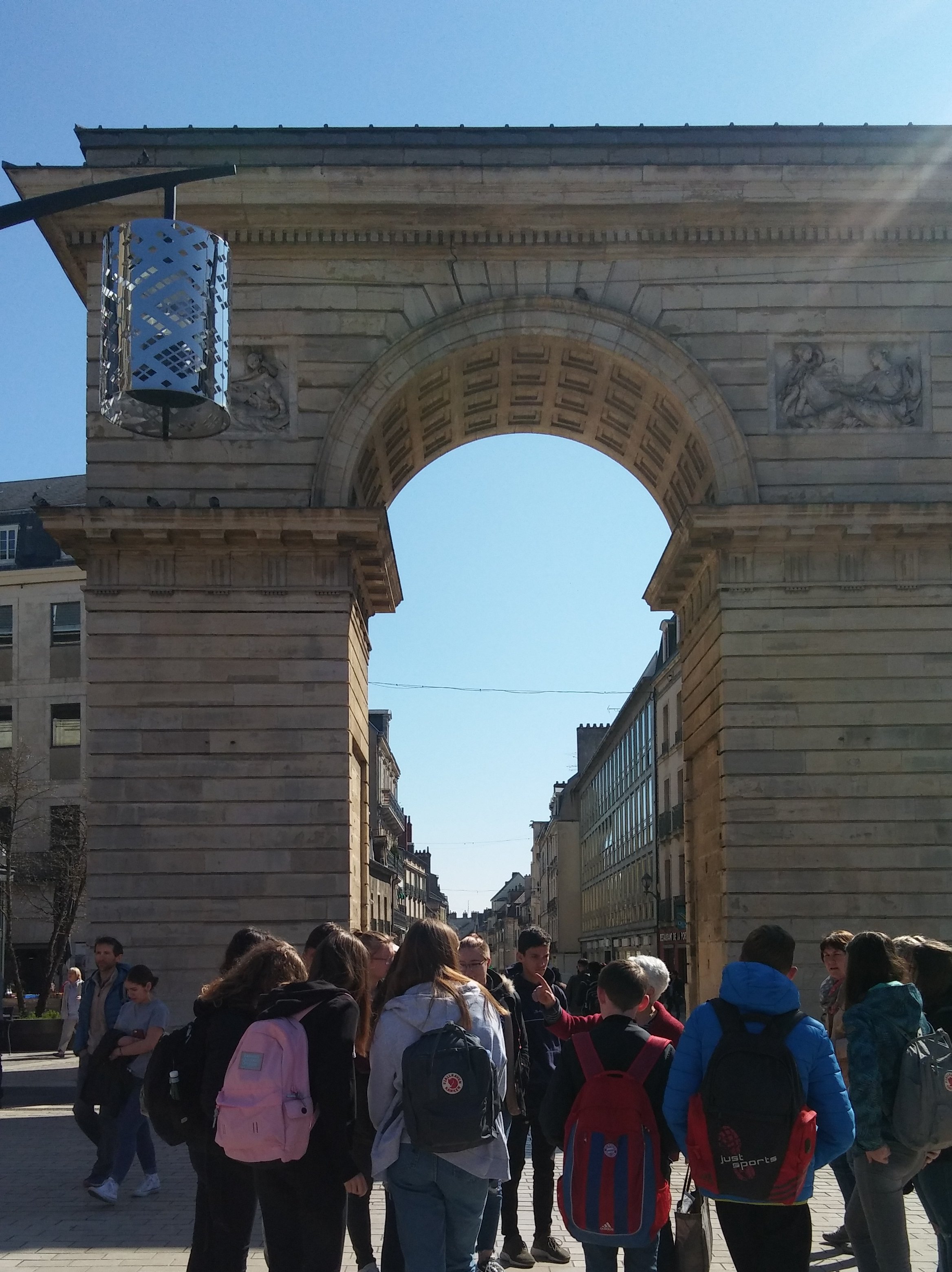 SchülerInnen am Tor in Dijon