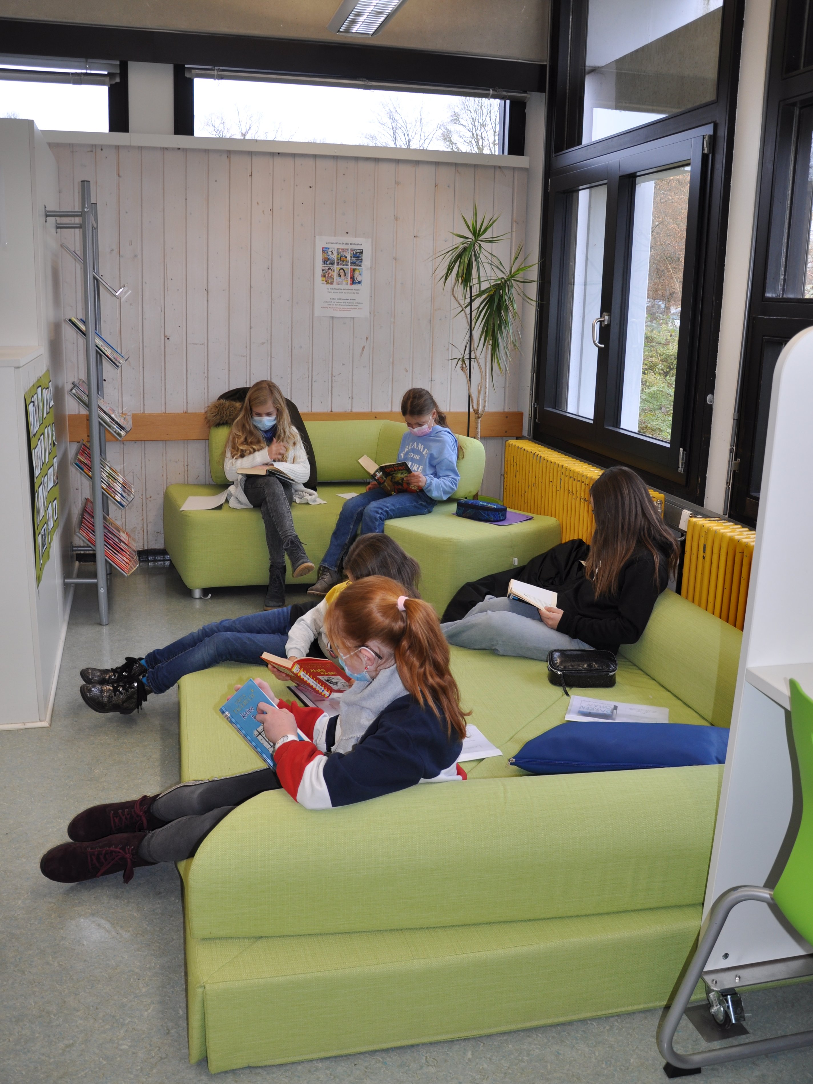 Schülerinnen in der Leseecke der Schülerbibliothek
